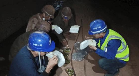 新春走基层开门红,新春走基层抢修油井夺取高产