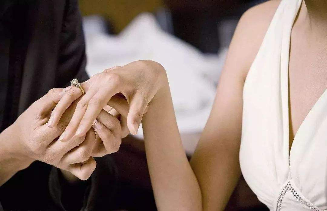 网友急需用钱该不该帮,夫妻花3万买钻戒现只卖2000元