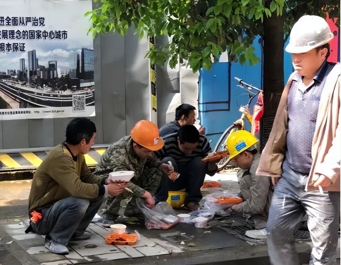 工地上的十元盒饭,工地10块钱的盒饭