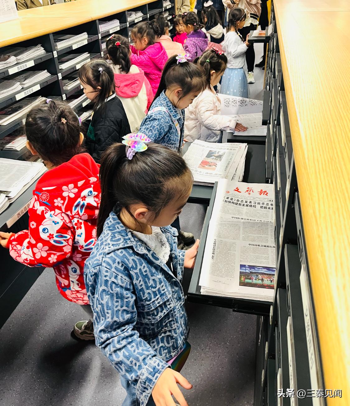 陕西省小天鹅艺术团携手省图书馆高新馆为孩子们探索纸戏剧的秘密