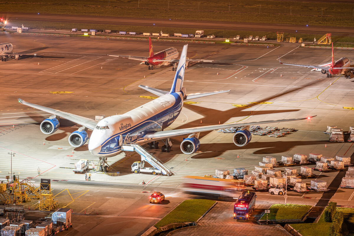美国邮寄香港的费用和时间直邮双清包税门到门空运专线服务