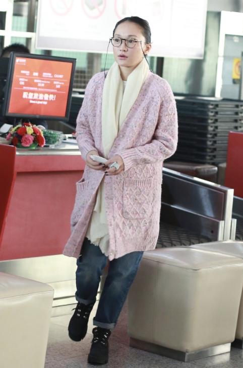 周迅亮相秀场穿搭随性,周迅机场穿衣搭配西装外套