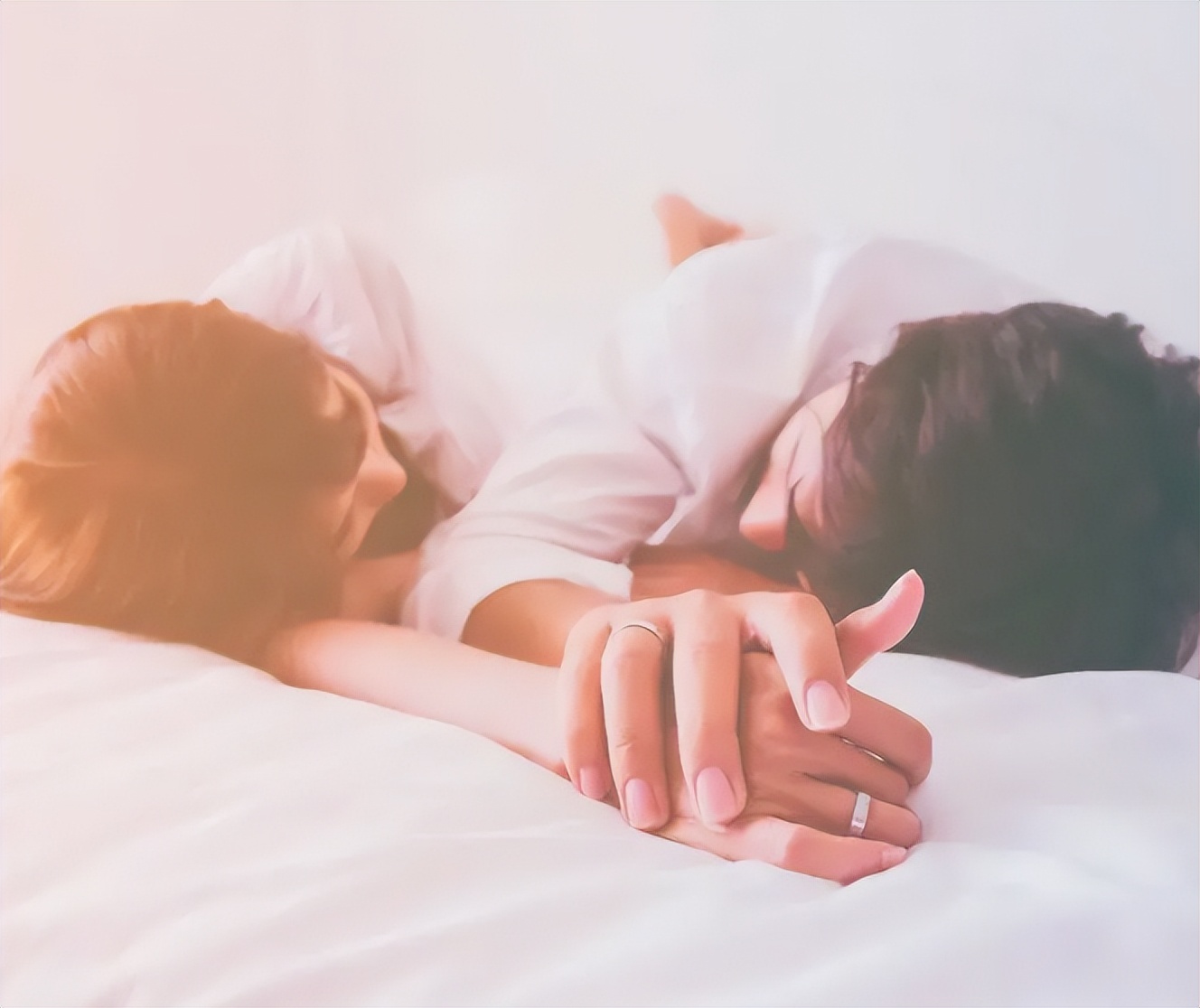 女性心窝口偏右烧灼感痛怎么回事,女性下边有烧灼感伴有尿频