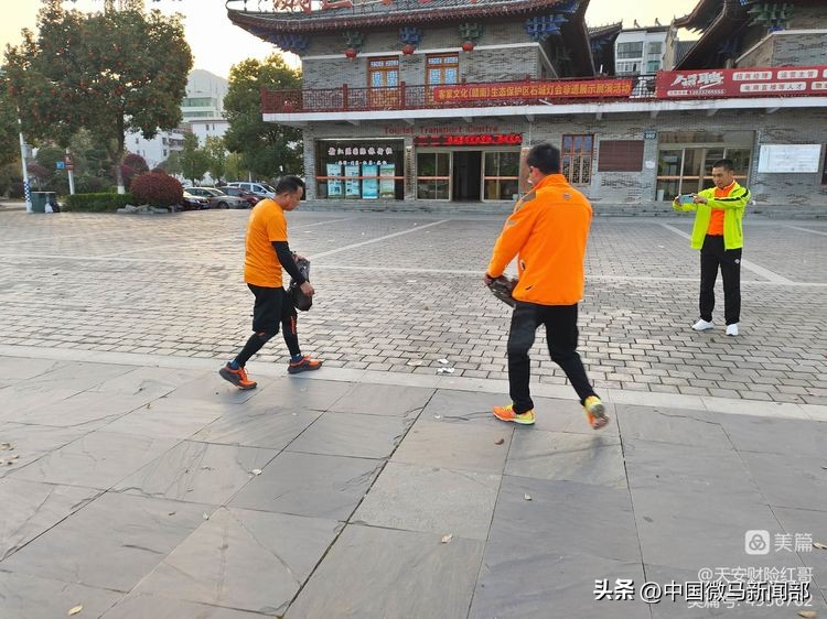 向雷锋同志学习60周年纪念活动,向雷锋同志学习题词视频