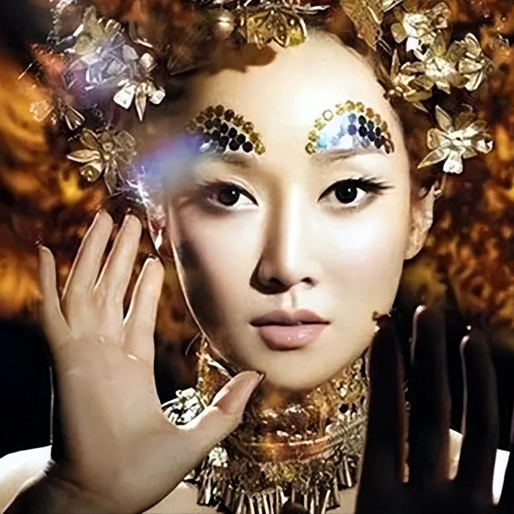 萨顶顶假唱话筒拿反是故意的吗,萨顶顶假唱话筒拿反是哪年