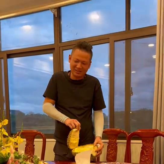 朋友家小宝过生日,准备了礼物送她,小宝挺喜欢送的爱莎公...