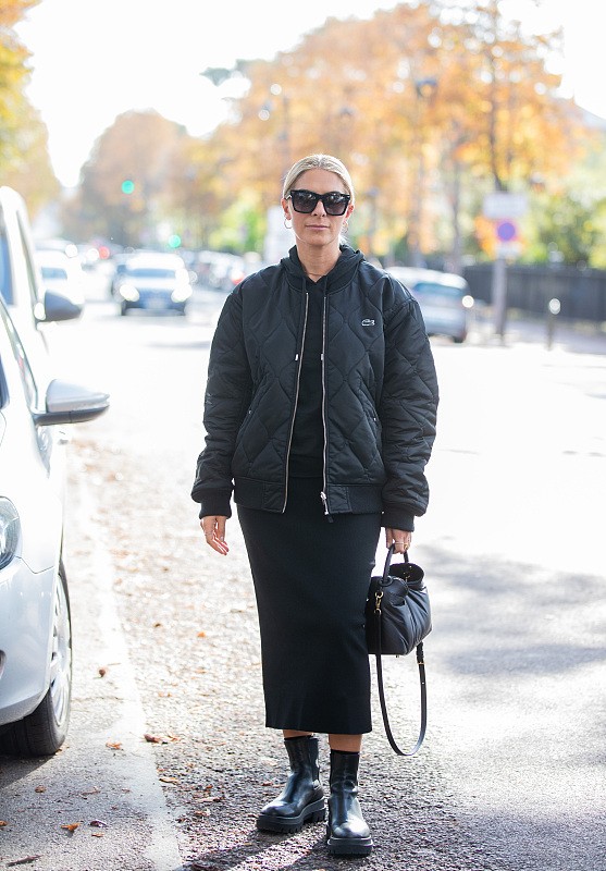 黑色棉服里面穿什么好看,男生黑色棉服搭配什么色的裤子