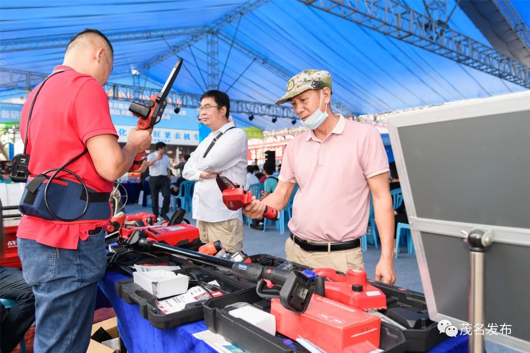 大型农业无人机、新型拖拉机、联合收割机…这场高科技农业元素满满的活动在茂名举办