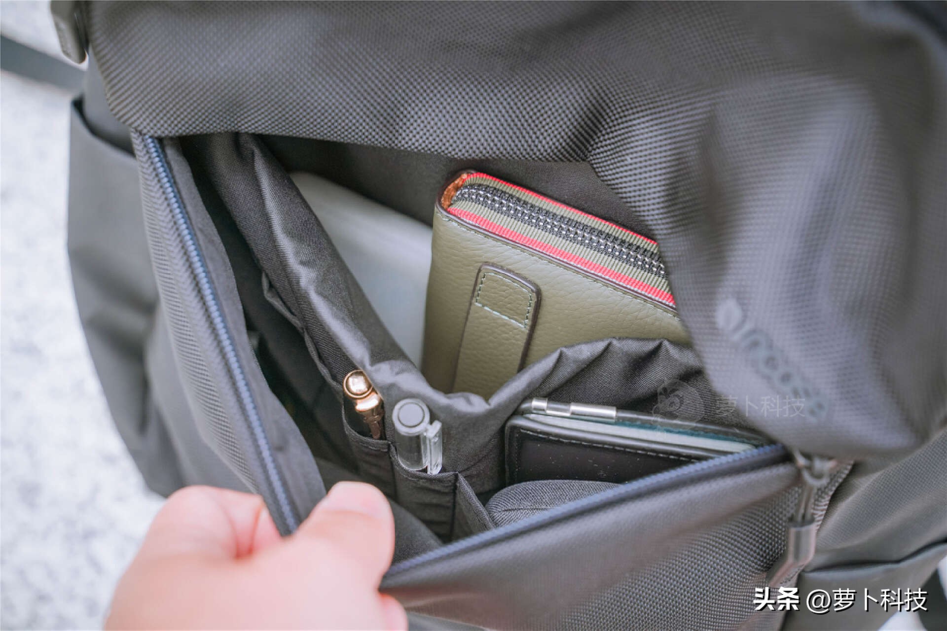 笔记本360°环绕保护，好看又能装，苹果合作品牌INCASE背包评测