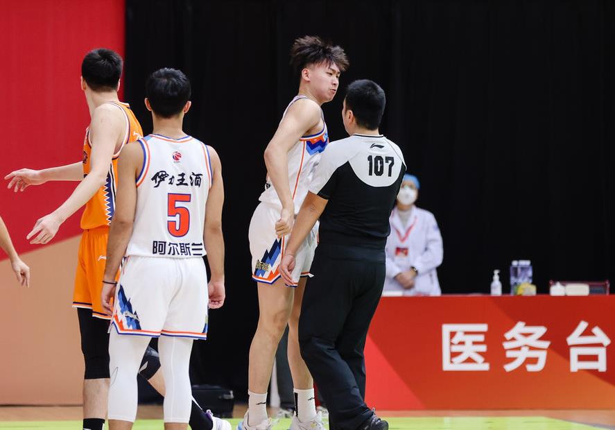 cba裁判被骂名场面,齐麟怒砸裁判被驱逐禁赛几场