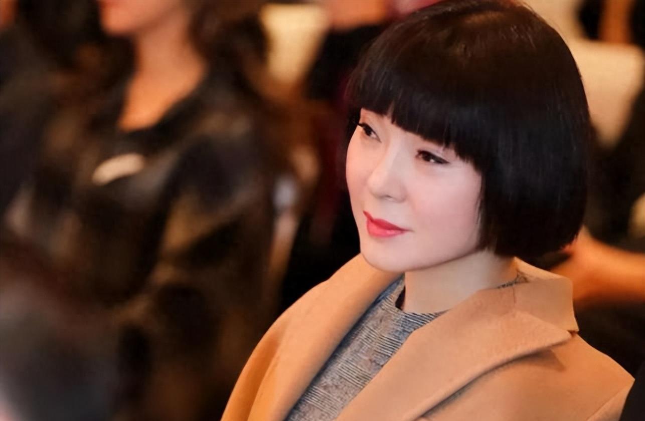 她曾上春晚而红遍全国,她是国家一级演员为丈夫守寡10年