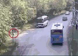 突发！重庆两车相撞，货车冲上便道致1死5伤，时速30公里能伤人？