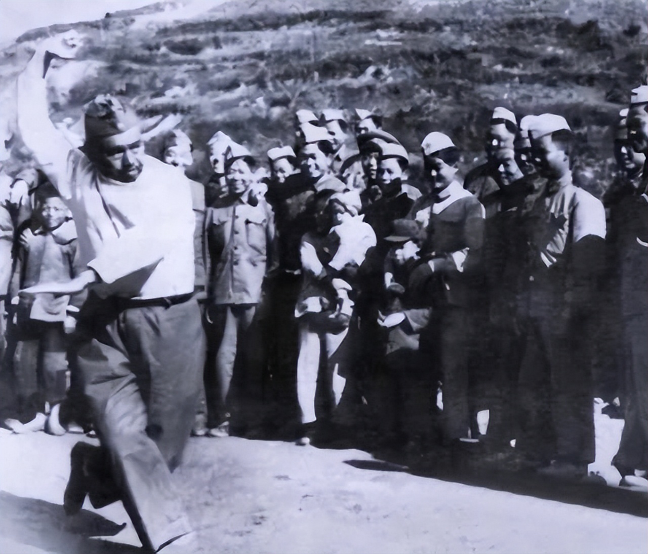 她用五毒掌击败*世友许**，打跑土匪头子黑七，你还敢说传武不实用？