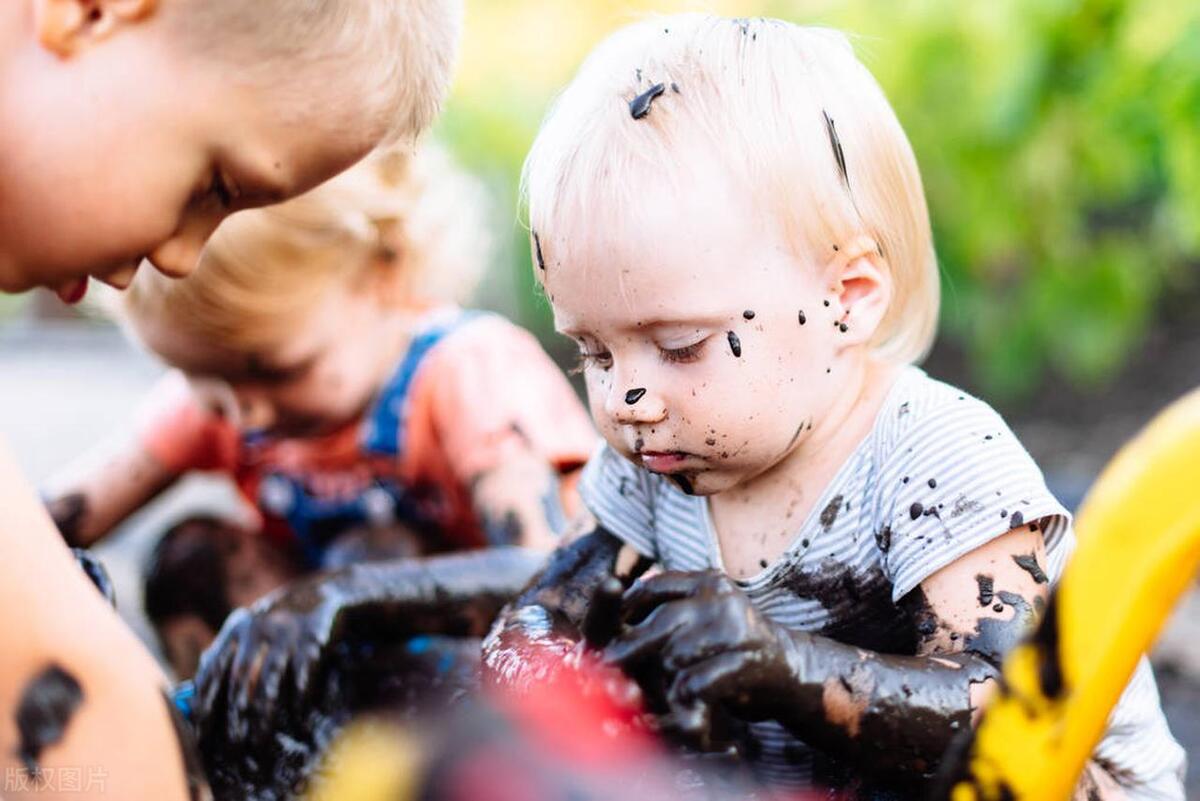 小孩子衣服上的水果渍油渍怎么洗,孩子衣服上的果汁污渍怎么去除