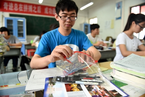 河南高考出现“书写笔断水”现象，其背后的原因是什么？