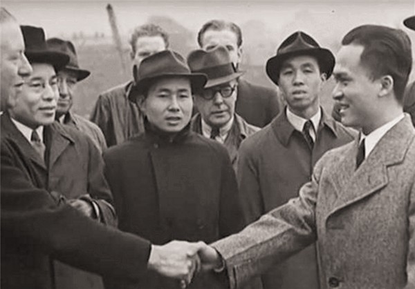 中国小伙落入海洋，喝鸟血撑133天，路过商船看清他容貌后：别救