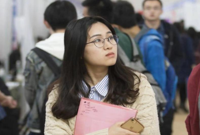 00后缺席会议被通报批评，工作群霸气回怼老板，网友：年轻真好