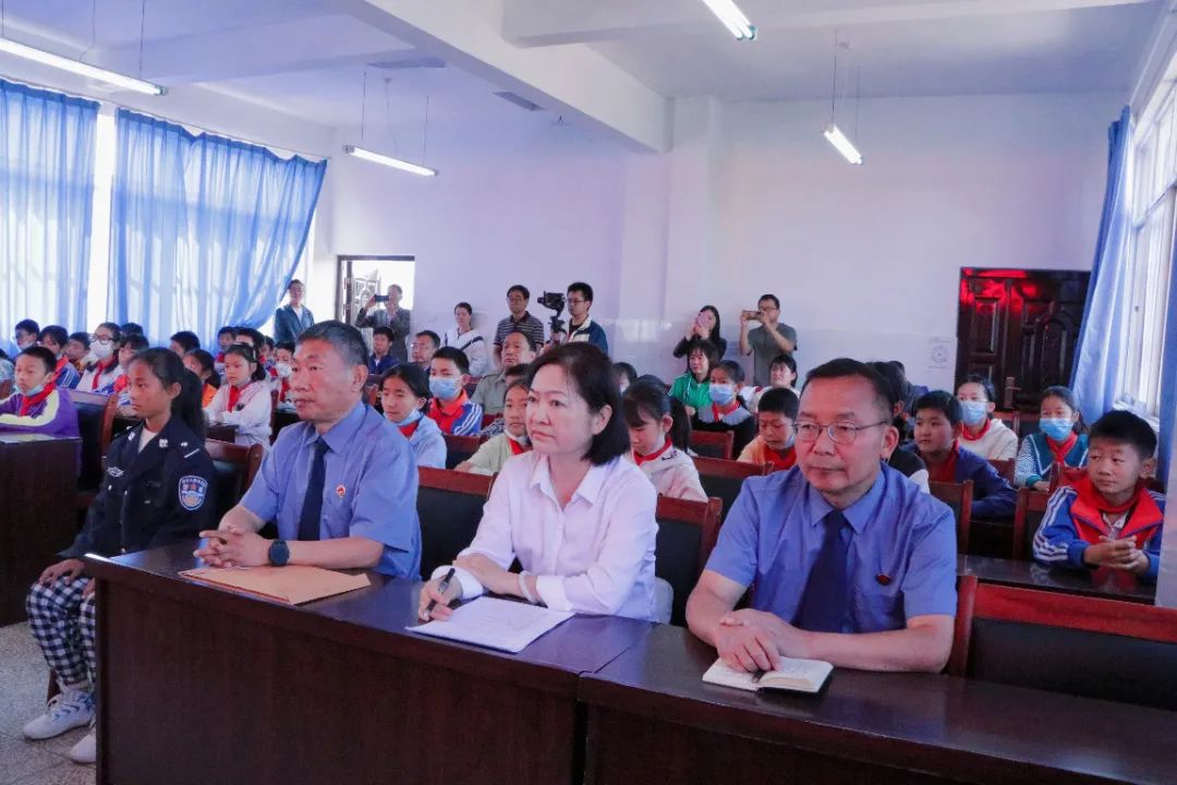 普法强基|小学生“当了*法大**官”——牟定县安乐中心小学开展“以案释法”模拟法庭进校园活动