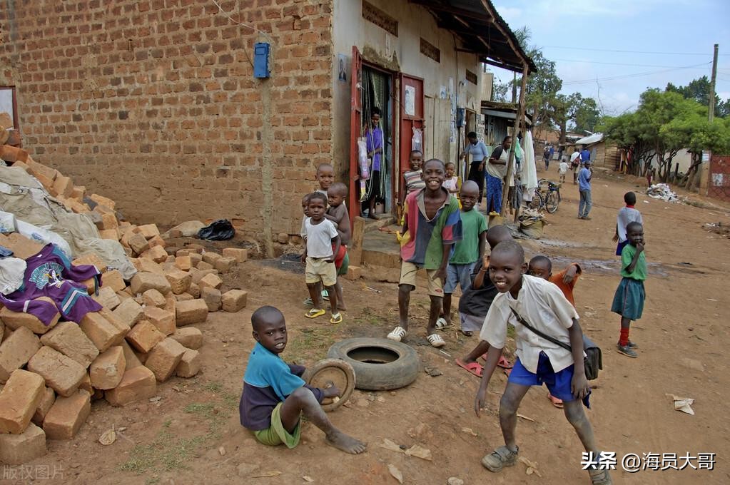 船员在乌干达工作，带着保镖冒着危险探索“酒鬼之地”，太难忘