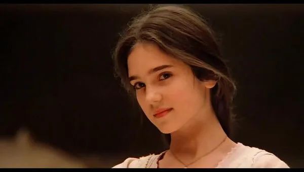 她12岁凭神颜惊艳好莱坞！考上耶鲁后转去斯坦福，网友：有颜有才