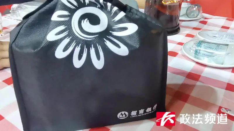 现金散落街头众人帮拾寻失主,长沙急寻10多万现金失主