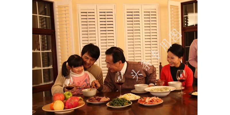 父亲家暴出轨，父母离婚23年，父亲瘫痪后，母亲却和父亲复婚了