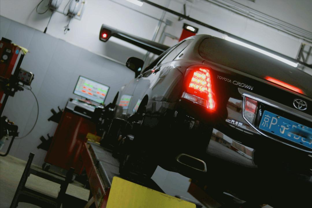 皇冠3.0经典老车翻新复活视频,丰田皇冠13代翻新