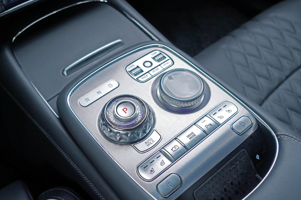 海川品车评测,捷尼赛思g90加长版试驾