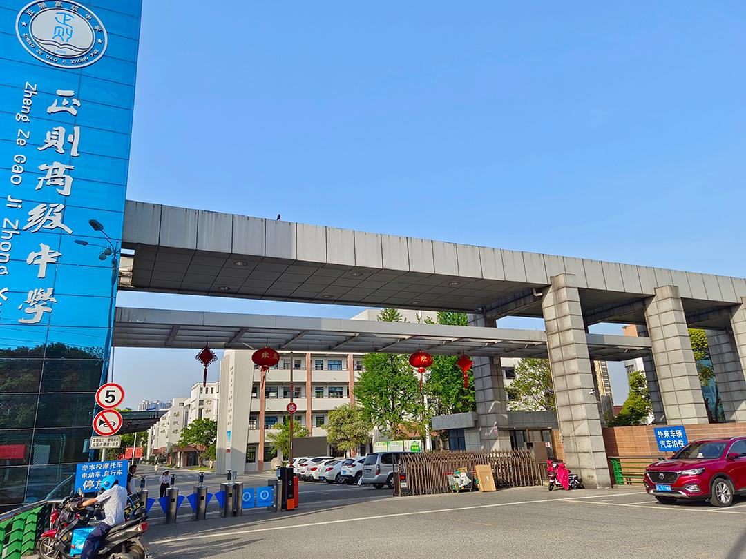 校友再回学校,丹阳六中校友