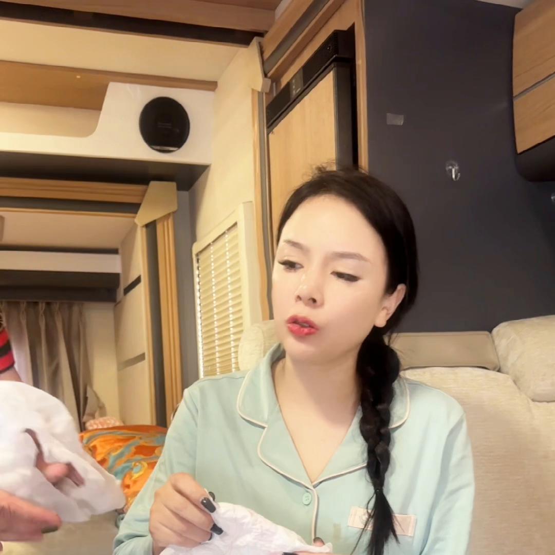 宝妈在家带小孩没有工作没有收入,没有收入的宝妈该带孩子吗