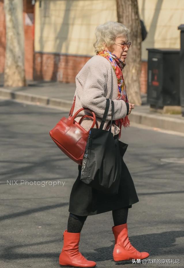被上海奶奶的穿搭惊艳到了,被时尚老奶奶惊艳