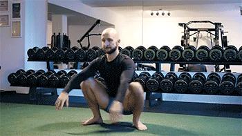 健身教练辅助女学员深蹲,辅助深蹲150kg女学员