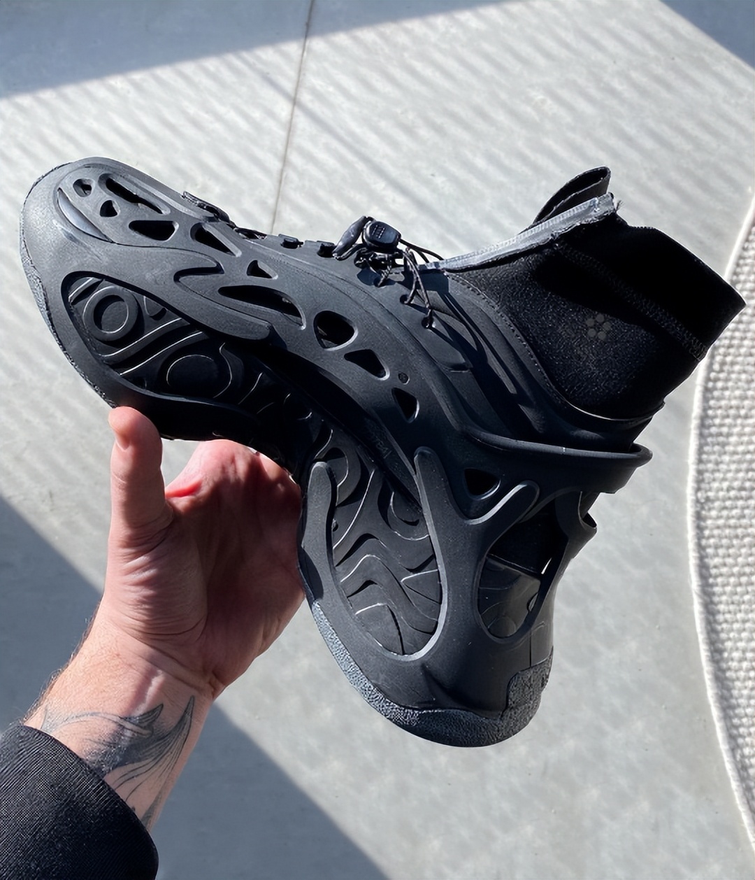 阿迪黑白水母鞋,阿迪达斯夜光水母