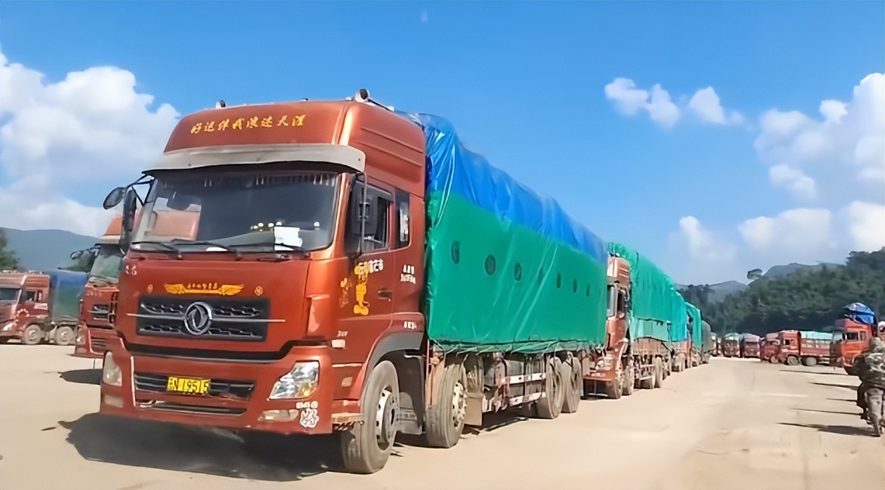 一辆小车可以运5袋大米,一辆货车一次能运160袋大米