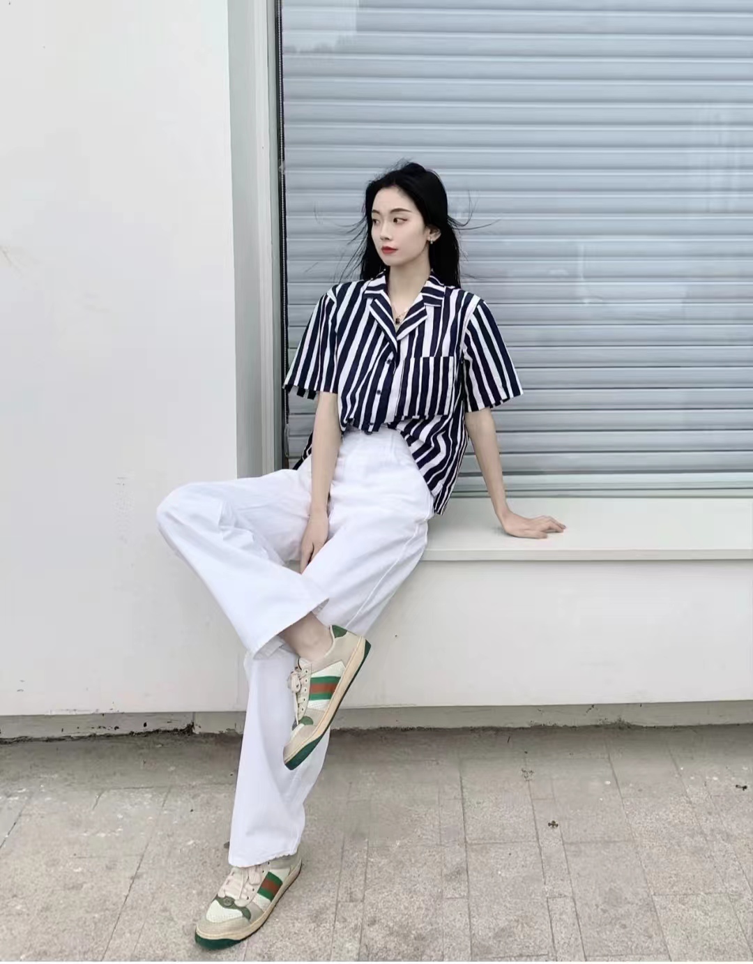 红色条纹衬衫配什么裤子,燕麦裤子搭配蓝白条纹衬衫好看吗