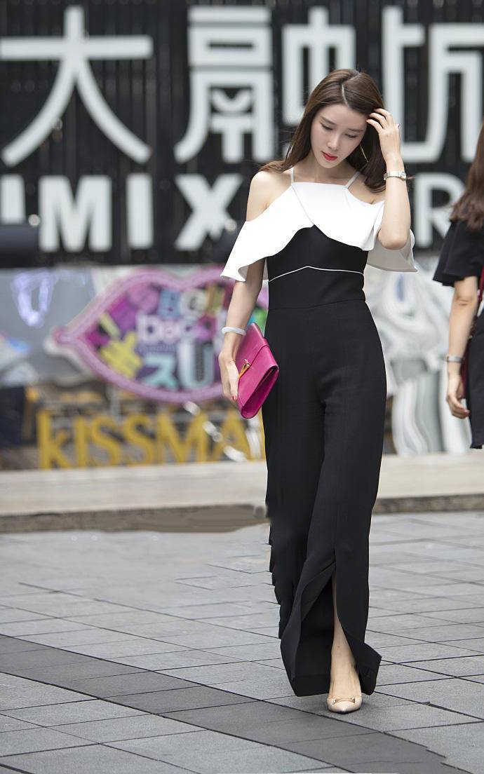 162穿连体裤搭高跟鞋好看吗 (穿丝绒镂空连体裤配高跟鞋)