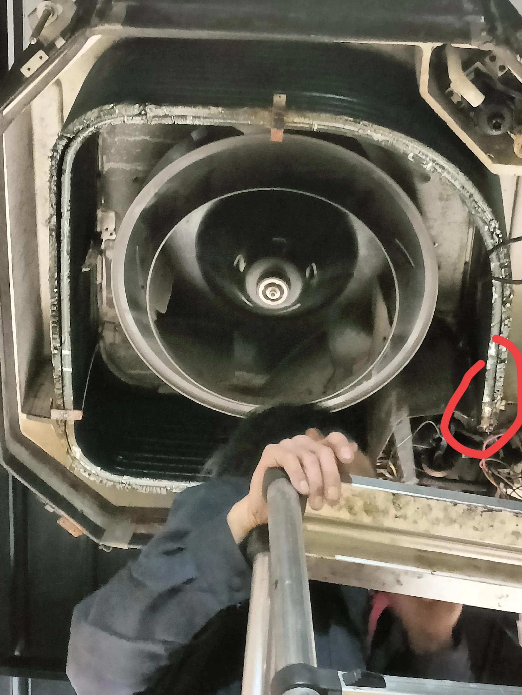 空调天花机风口漏水,冬天空调室外机漏水怎么解决