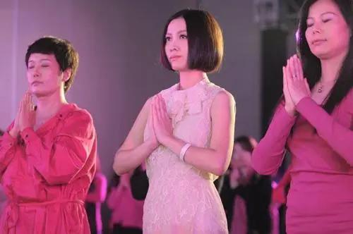 姚贝娜铜像是谁雕塑的,姚贝娜铜像揭幕式