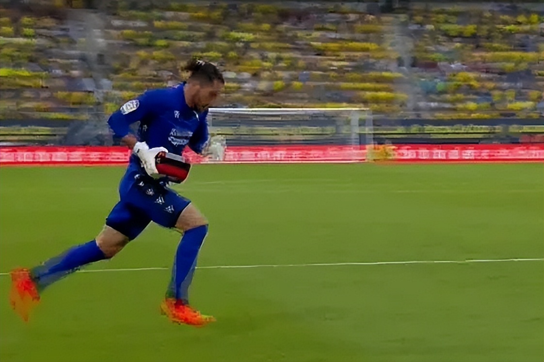 球迷晕倒球员抛除颤器,球迷突发意外