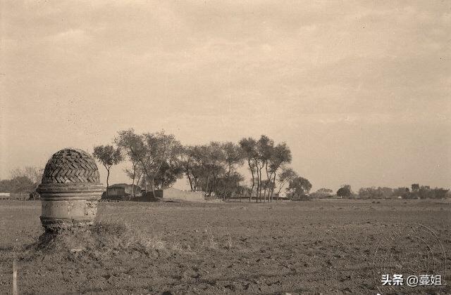 卑鄙龌龊老照片:*楼青**女子妖娆多姿,妇女露胸喂奶被孩子撕扯衣服