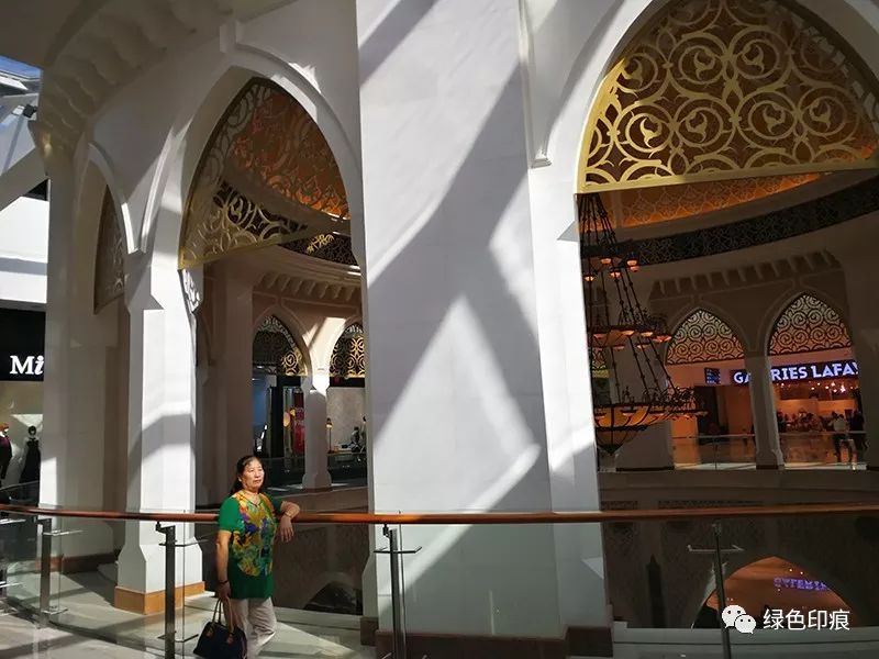 在迪拜最大购物中心尽情享受购物 (去逛迪拜的购物中心)