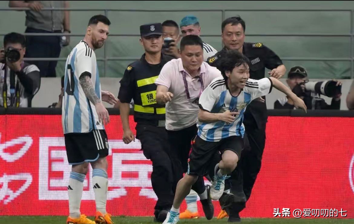 一跳成名抱梅西的小伙,跑球场拥抱梅西的小伙子