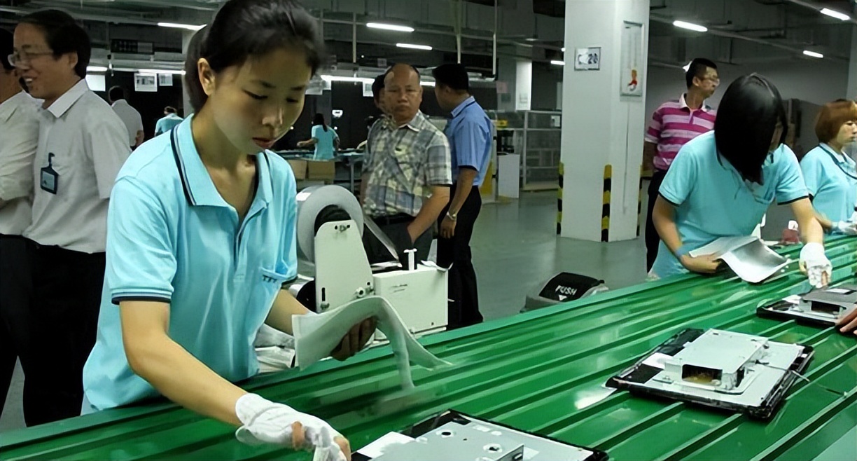 大学生暑假涌向工厂流水线，月入五六千，目标就是赚出一台iPad