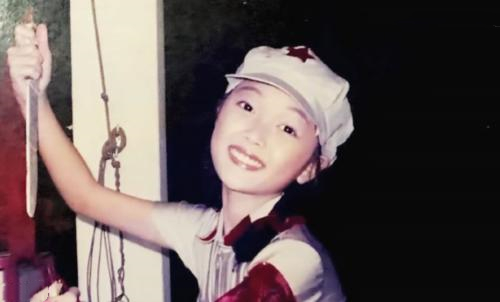 杨超越早期服务员,杨超越草根逆袭成长记