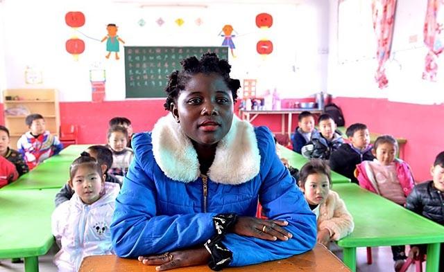 非洲19岁女孩远嫁河南48岁离异农民，生俩混血儿：在中国我很享福