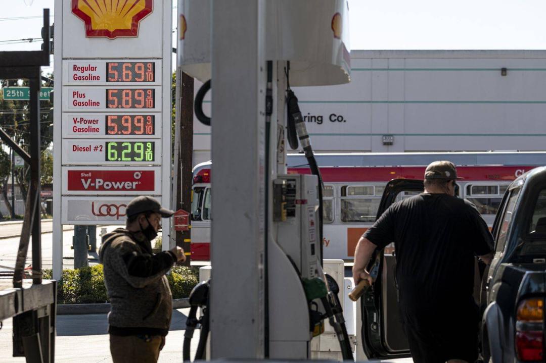 油价难降，拜登甩锅资本巨头：“你们赚得比上帝还多！”