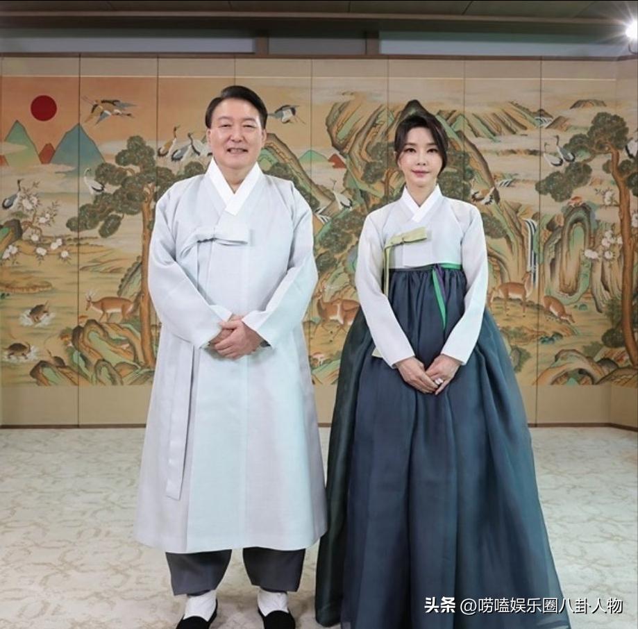 韩国第一夫人变低调，金建熙新年穿着好少女，吸取G20峰会教训