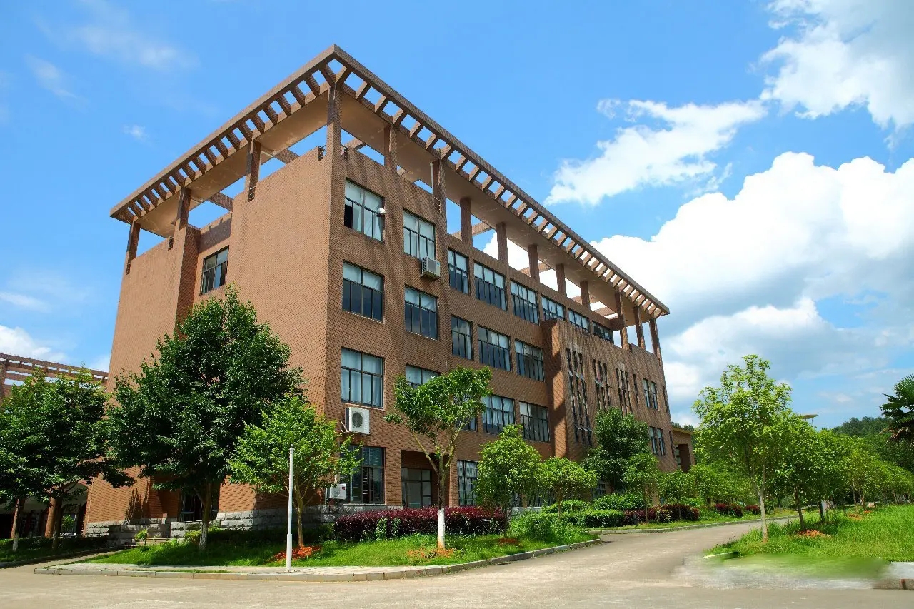 陶大火了，计划招生1552人，1084个名额无人报考，学校回应很牵强