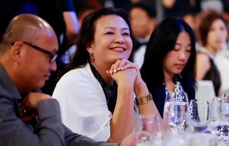 赚钱最狠的女人是什么样的,全球最狠的女人一个月挣10亿