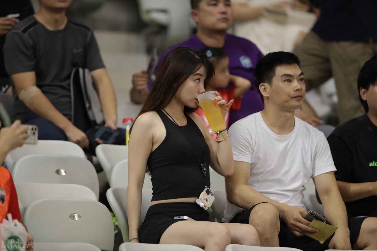 中国足球女球迷惊艳全场,足球看台漂亮的女球迷
